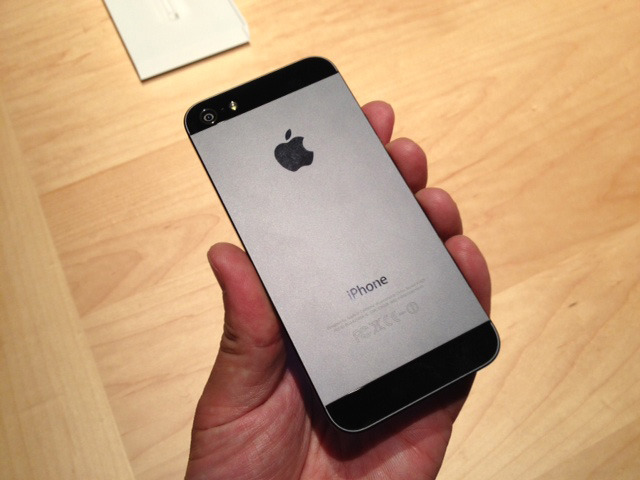 iPhone 5（ブラック＆スレート）の背面。