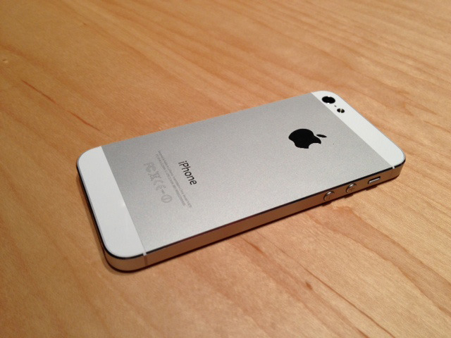 iPhone 5（ホワイト＆シルバー）の背面。