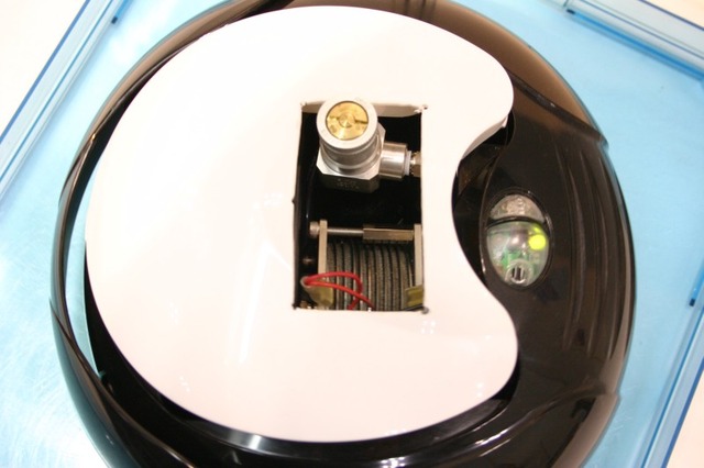 ロボット掃除機に燃料電池を組み込んだデモ。搭載バッテリの代わりにタンクとセルを組み込む