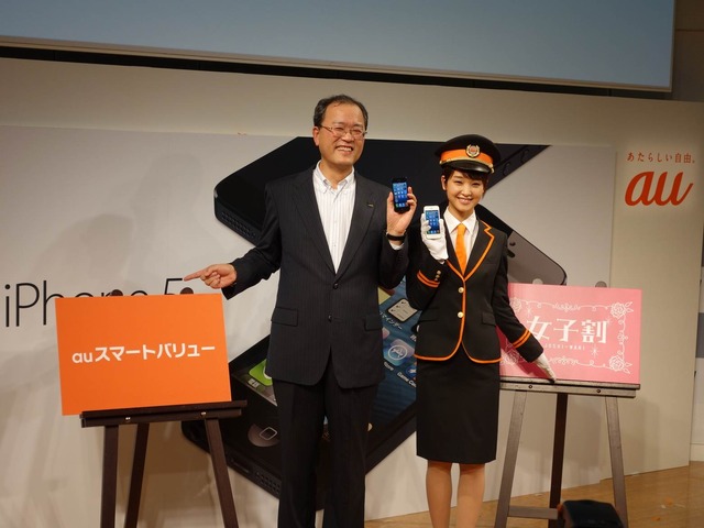 田中社長と剛力彩芽のフォトセッション（9月21日、iPhone 5発売）