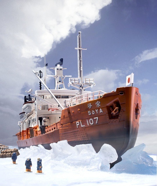 『大人の超合金　南極観測船　宗谷（第一次南極観測隊仕様）』。海面プレート使用。ミニチュアを配置して、南極接岸時の感動のシーンが再現できる。