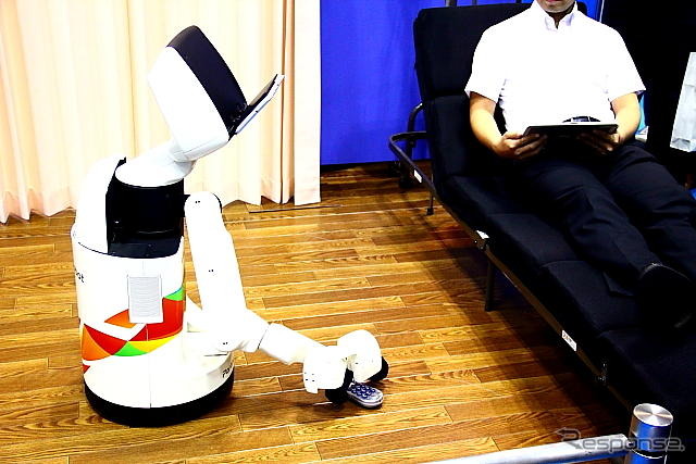 国際福祉機器展H.C.R.2012で公開されたトヨタの生活支援ロボットのデモンストレーション