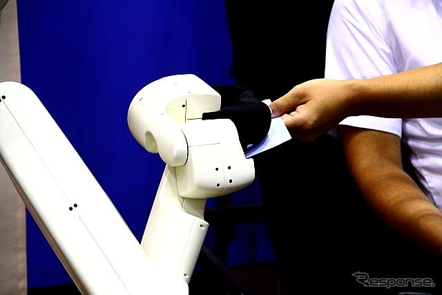 国際福祉機器展H.C.R.2012で公開されたトヨタの生活支援ロボットのデモンストレーション