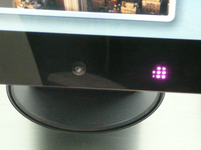 PCのディスプレイ下に組み込まれたCMOSカメラと近赤外線LED