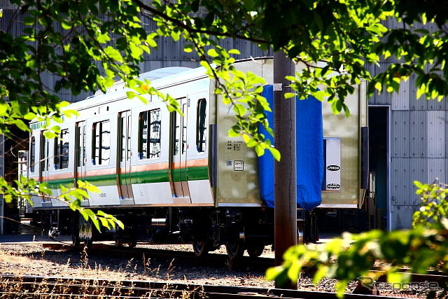 完成したばかりのE233系（新津車両製作所）