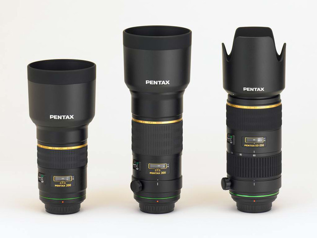 「smc PENTAX-DA★（スター）」シリーズ。
左からDA★200mm、DA★300mm、DA★60-250mm