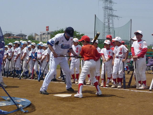 横浜DeNA ベイスターズ選手の指導を受ける野球少年