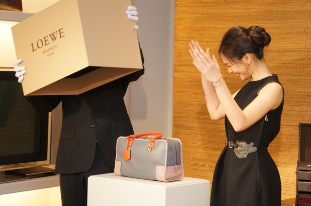 知花さんと竹中さんがオーダーしたバッグが会場で披露された