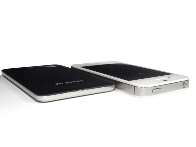 iPhone 4S（左）よりも薄いスリムボディのイメージ