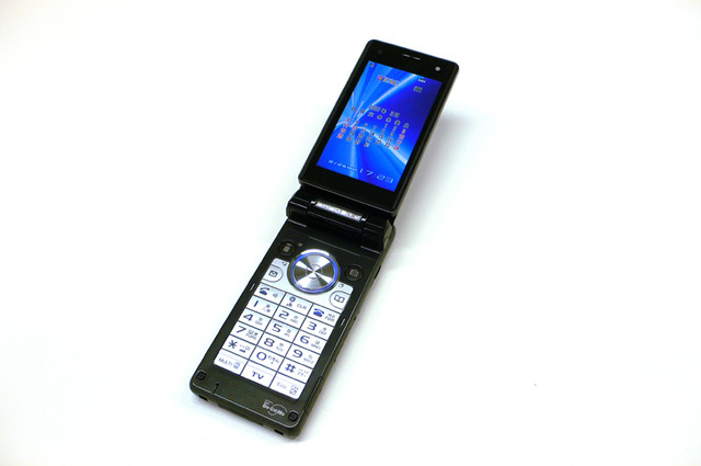 　NTTドコモは、28日からワンセグ携帯電話「SH903iTV」の販売を開始した。RBB TODAY編集部では、早速入手したので、フォトレポートをお伝えする。なお、Brown、Black、Whiteの3色がラインナップされているが、ここで紹介するのは、Blackだ。