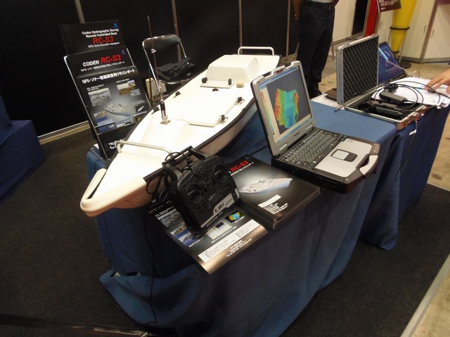 コデンの自立航行無線リモコンボート。GPS・ソナーを搭載し、水中の測量・調査が行える。航行ルートをプログラミングできる