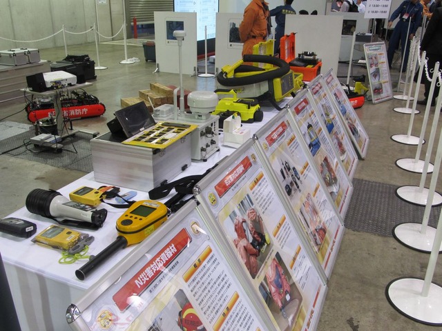 消防庁のブースに展示されていたNBC災害用の各種測定器