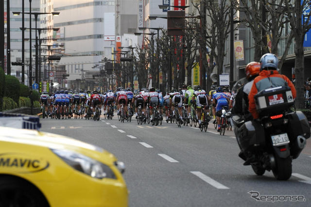 【ジャパンカップ12】大観衆3万8000人の前で疾走…クリテリウム［写真蔵］