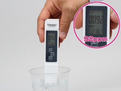 コップの水をTDS計測するイメージ