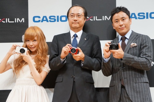 カシオの新製品EXILIM『EX-ZR1000』の発表会に、益若つばささんとフェンシングの太田雄貴選手が登場した