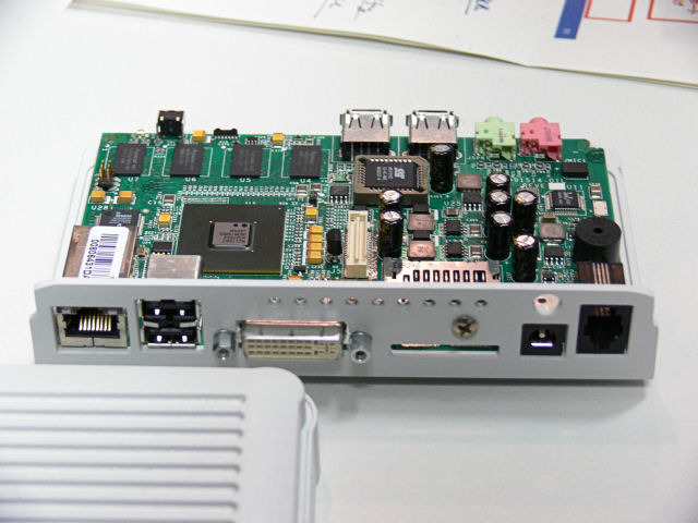 端末は、2006年11月に発表済みの「US100」が使われる。液晶ディスプレイの背面に設置可能なコンパクトサイズでVoIP機能なども搭載する
