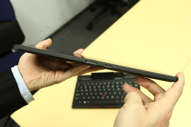 ThinkPad Tablet2を横からみたところ。薄さは9.8mm、重量は現時点で業界最軽量の570g