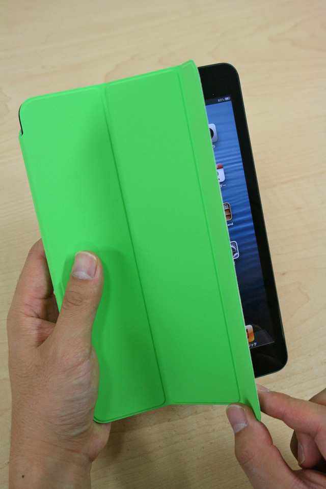 純正の「Smart Cover」は全6色用意。マグネットで本体背面に吸着する