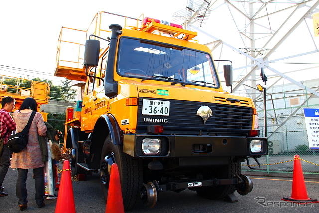 東京都交通局のウニモグ（軌陸両用架線作業車）