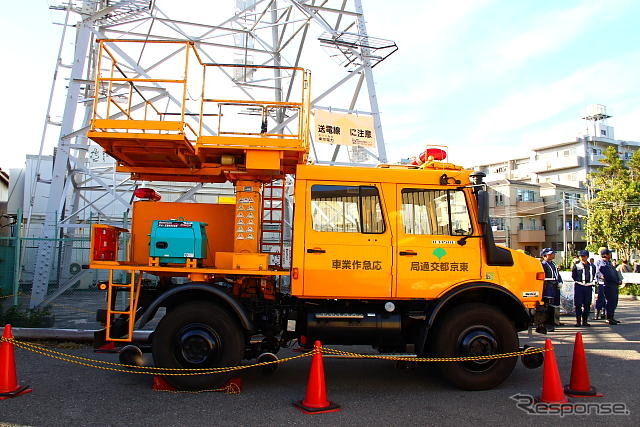 東京都交通局のウニモグ（軌陸両用架線作業車）