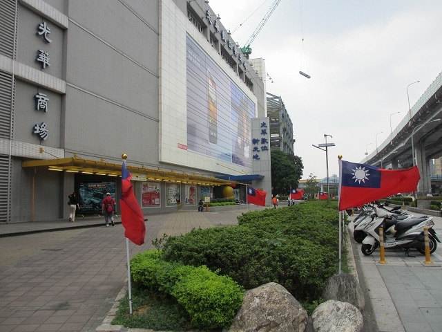 光華商場外観（2012年10月撮影）