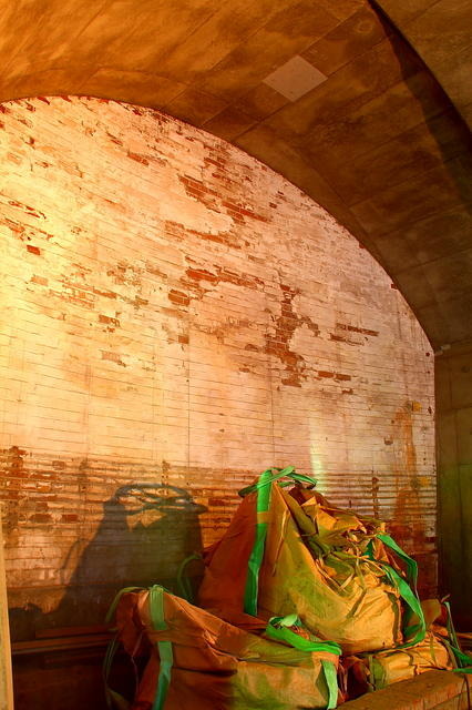 赤いレンガが一部露出する旧万世橋駅高架橋内部