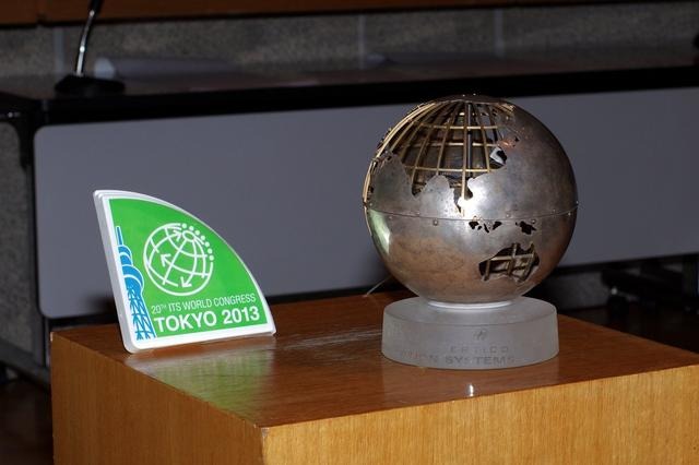 ITS世界会議のオフィシャルオブジェである地球と東京大会のロゴ