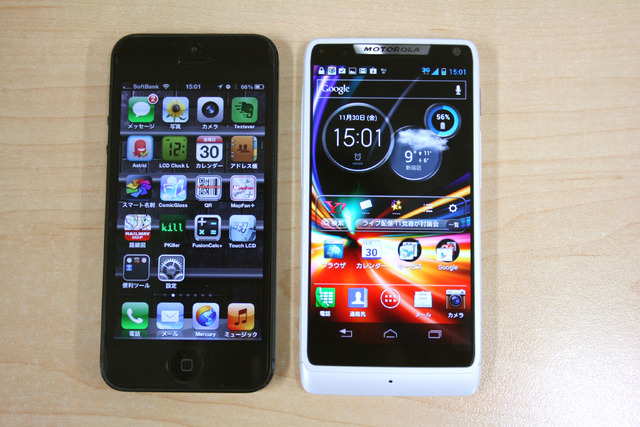 iPhone 5と並べたところ。縦横のサイズはほぼ同じだが、ディスプレーはRAZER Ｍの方が縦に長い