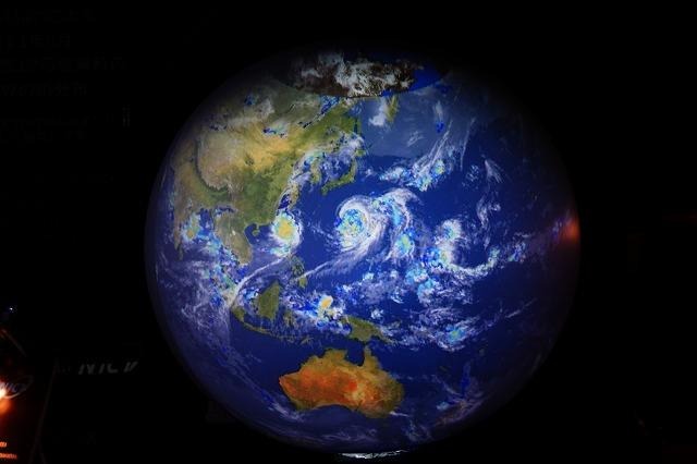 大型の4次元デジタル地球儀に様々な映像を表示。気象衛星の位置から地球を眺めるとこのような感じになるという。