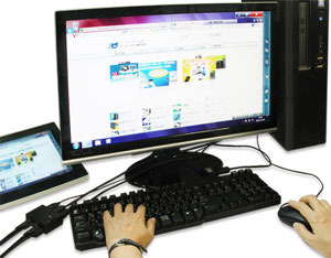 パソコンとタブレットで1組のマウス/キーボード/ディスプレイを共有するイメージ