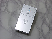 　アルナは、一般的な携帯電話機に内蔵された電池と比較して約4倍の容量を持つ、スタイリッシュな外付けバッテリー「K-Li engine」を4月19日に発売する。価格はオープンで。予想店頭価格は9,800円。