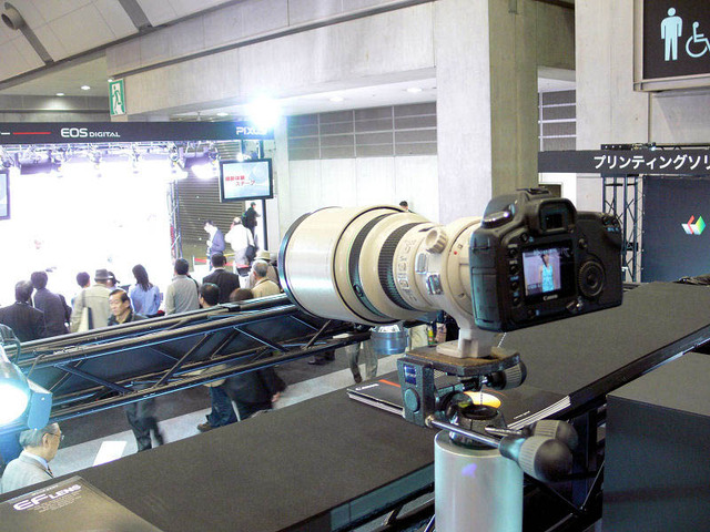 　カメラや交換レンズ、フィルムスキャナからプリンタまで、写真におけるトータルソリューションを展開するキヤノンのブースは、見所も多く充実している。