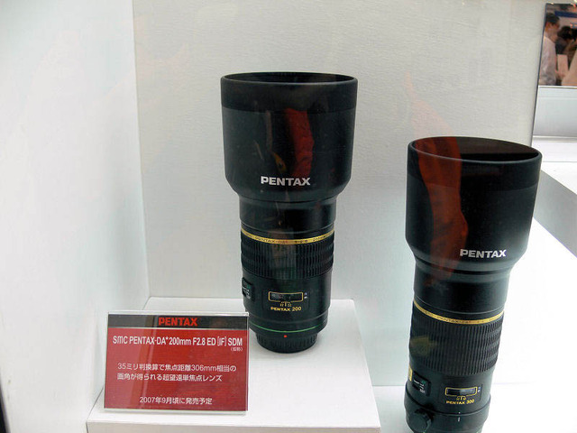 【左】「smc PENTAX-DA★200mm F2.8ED[IF]SDM」と【右】smc PENTAX-DA★300mm F4 ED[IF]SDM」は9月発売予定