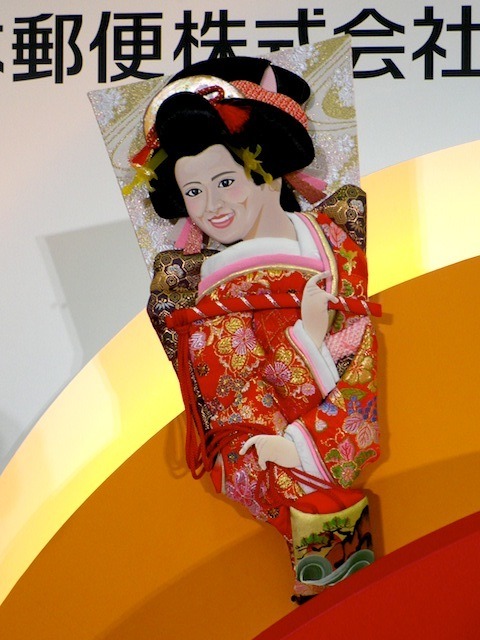 2013年用年賀状引受開始セレモニー（12月15日、京橋郵便局）。夏菜羽子板