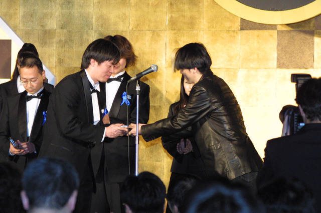第9回のAMD Award、大賞は「着うた」に。各賞には「はてな」や宇多田ヒカルの「20代はイケイケ！」など