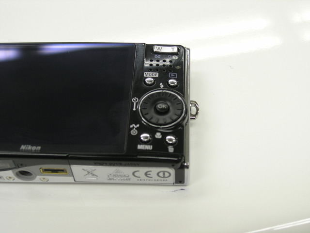 　4月下旬発売予定のニコンのコンパクトデジタルカメラ「COOLPIX S50c」。スリムボディに搭載したIEEE802.11b/g準拠の無線LAN通信機能についてはすでに別記事で紹介したが、発売前の実機をニコンより借りることができたので、ここで紹介しよう。