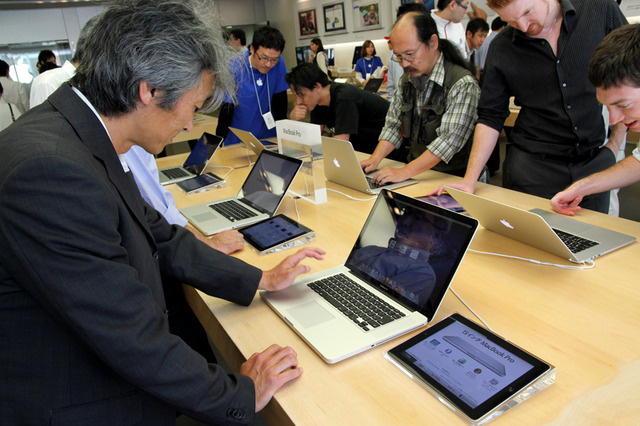 MacBook Proを試用する人々