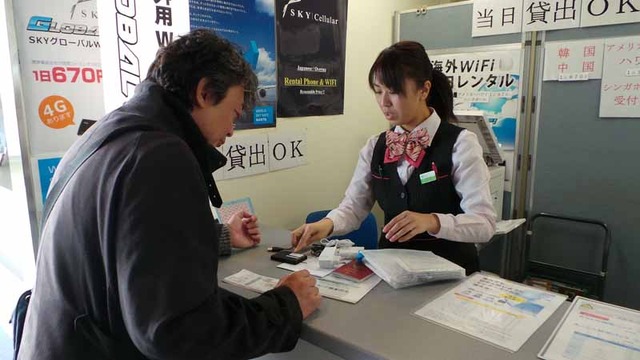 成田空港の「GLOBAL WIFI」カウンターで海外用モバイルWiFiルーターをレンタル。あらかじめWebで手配していたので、身分証提示と簡単な注意事項の説明を受けるだけで手続きもあっという間だった。