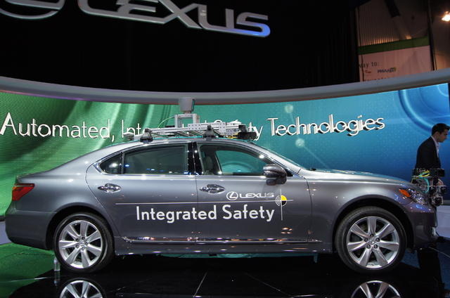 「LEXUS INTEGRATED SAFETY」を搭載したレクサス LS（CES13）