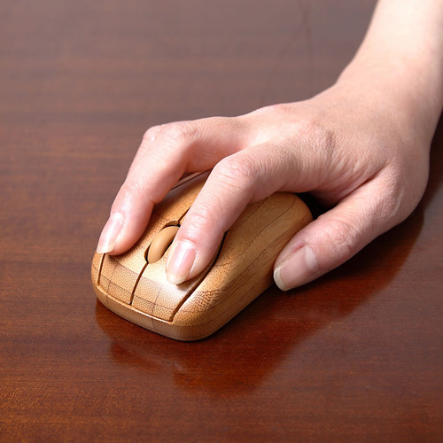 竹製ワイヤレスマウス3,180円。有線タイプ（直販価格2,180円）も用意されている