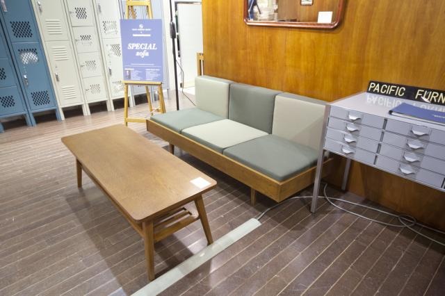 「エンジニアド ガーメンツ」のオリジナルの生地を張り込んだコラボレーションのソファとテーブル