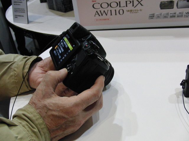 光学42倍ズームレンズを搭載した「COOLPIX P520」を実際に触って操作できる