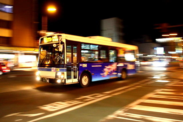 橘通三丁目交差点付近を走る宮崎交通の路線バス（2013年2月）