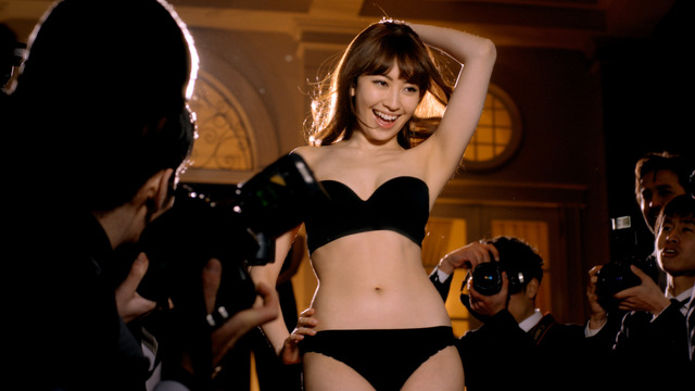 AKB48小嶋陽菜、パーティ会場でドレスが脱げてしまい……CMで下着姿やフランス語を披露