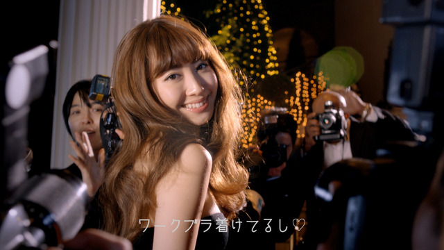 AKB48小嶋陽菜、パーティ会場でドレスが脱げてしまい……CMで下着姿やフランス語を披露