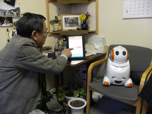 コミュニケーションロボット「PaPeRo」で、デジタル談話室や見守りシステムが利用できる