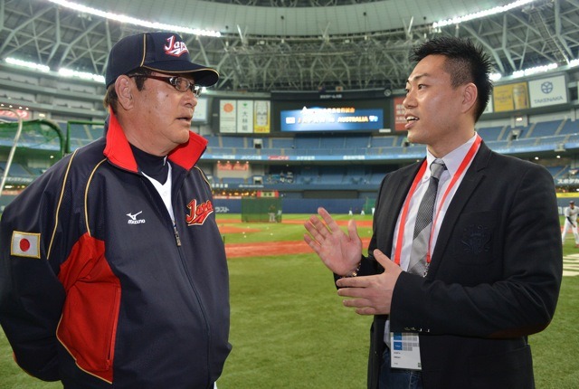 山本代表監督（向かって左）と佐々さん