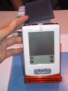 [COMDEX Fall 2002速報（現地18日）]Palm、シンプルでコンパクトな最新2機種を展示即売