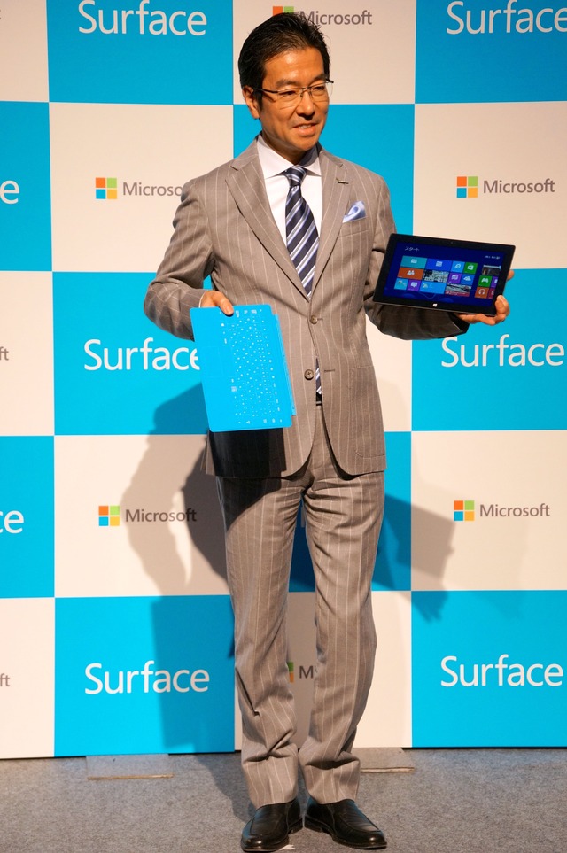 3月15日発売の新型タブレット「Surface RT」を手にする、日本マイクロソフトの樋口泰行社長