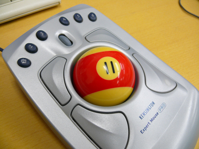 旧型の「Expert Mouse Pro」も使っている。ビリヤードの球と標準ボールを入れ替えられるのがグッド